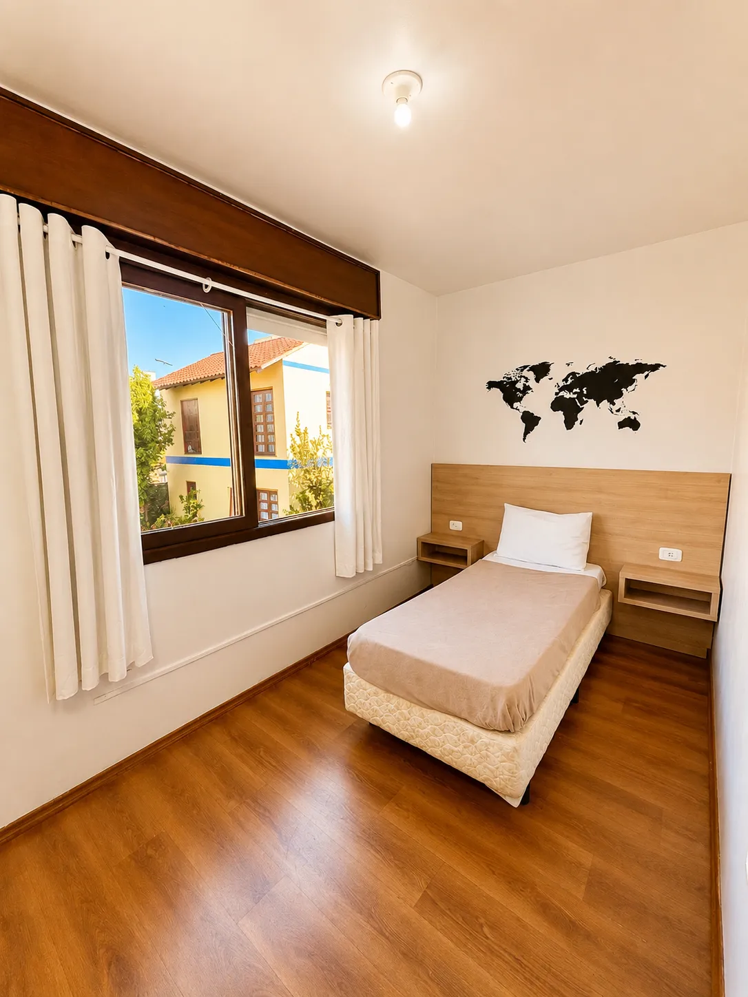 Quarto do espaço coliving com camas individuais - Foto 4